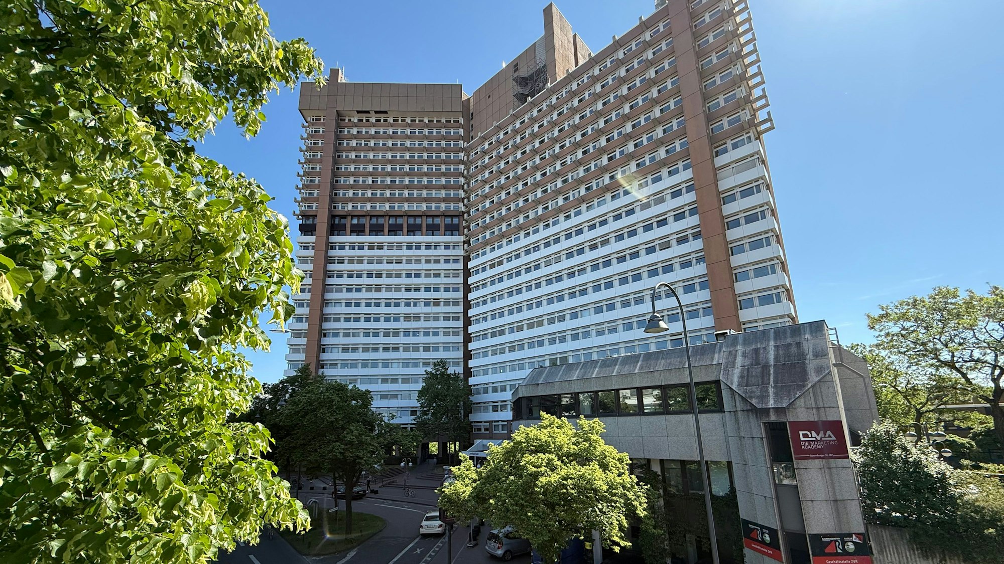 Auf dem Foto ist das Gerichtsgebäude in Köln zu sehen.