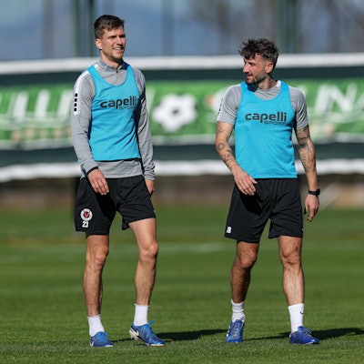 Lara, Türkei, 06.01.25: Moritz Fritz Viktoria Köln spricht mit Patrick Koronkiewicz Viktoria Köln waehrend des Trainings im Trainingslager von Viktoria Köln im Titanic Sports Complex am 06. January 2025 in Lara, Türkei. Lara Titanic Sports Complex Turkey *** Lara, Turkey, 06 01 25 Moritz Fritz Viktoria Köln talks to Patrick Koronkiewicz Viktoria Köln during training at the Viktoria Köln training camp at Titanic Sports Complex on 06 January 2025 in Lara, Turkey Lara Titanic Sports Complex Turkey Copyright: xStefanxBrauer/Brauer-Fotoagenturx