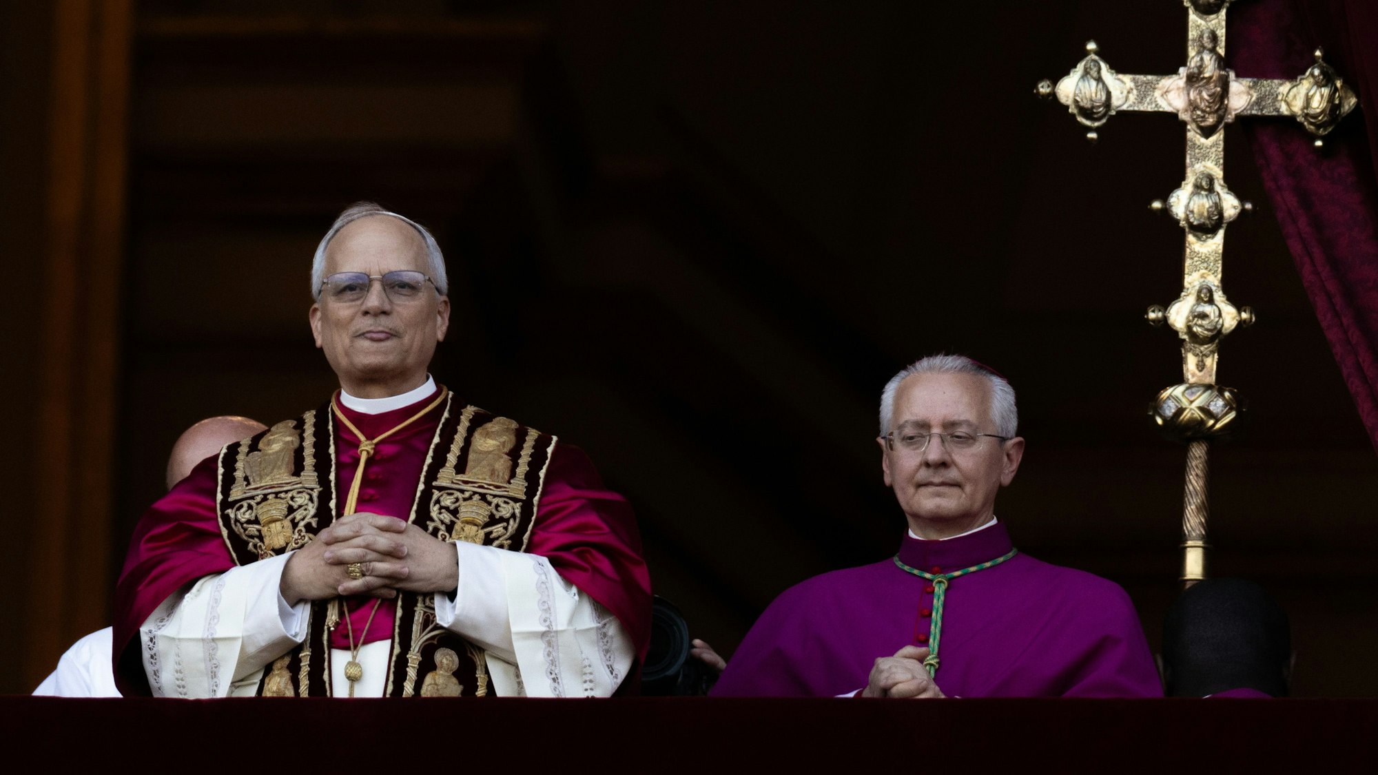 Der neu gewählte Papst Leo XIV. (l), der US-Amerikaner Robert Prevost, erscheint nach dem Konklave auf dem Balkon des Petersdoms im Vatikan.