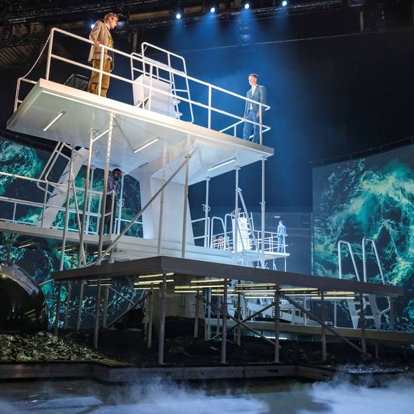 Das Bühnenbild stiehlt dem großartigen Ensemble fast die Show.