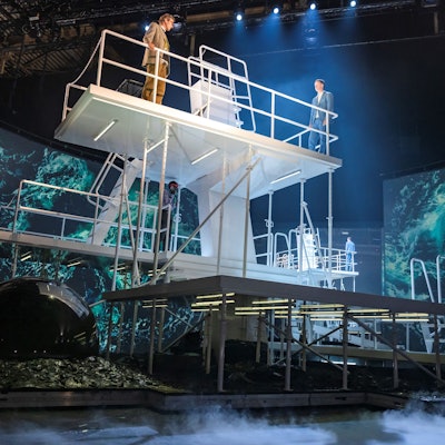 Das Bühnenbild stiehlt dem großartigen Ensemble fast die Show.