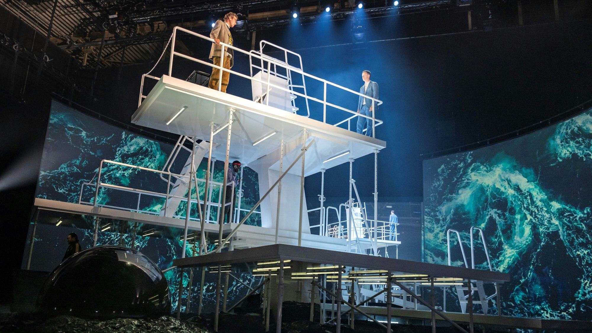 Das Bühnenbild stiehlt dem großartigen Ensemble fast die Show.