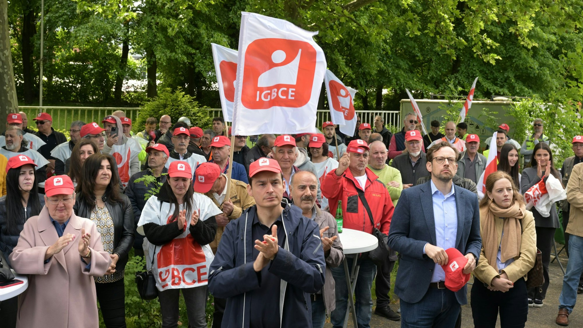 Protestkundgebung gegen die Teilschließung des Isover-Dämmstoffwerks in Bergisch Gladbach.