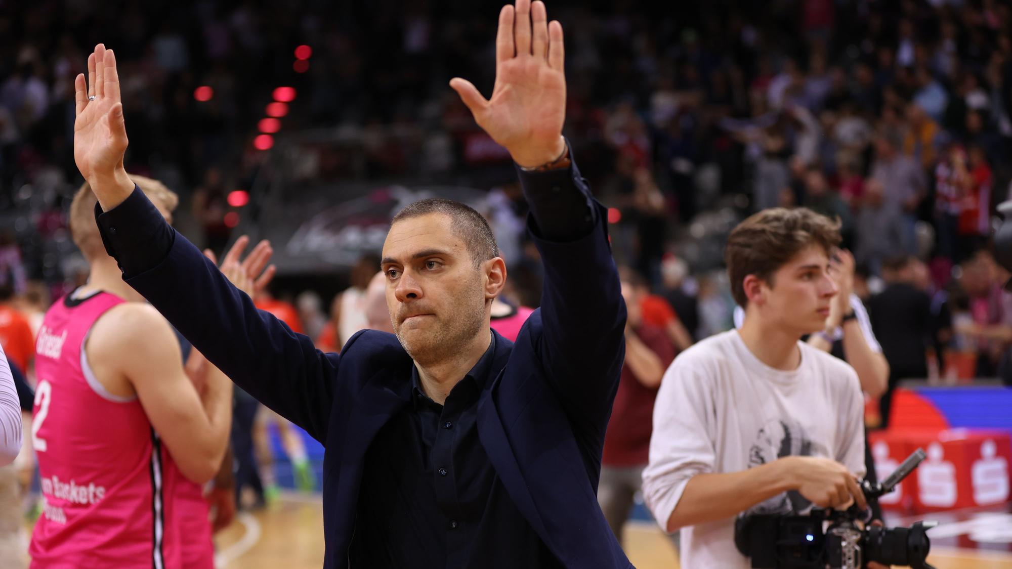 Bonns Trainer Marko Stankovic verabschiedet sich von den Fans nach dem letzten Heimspiel.