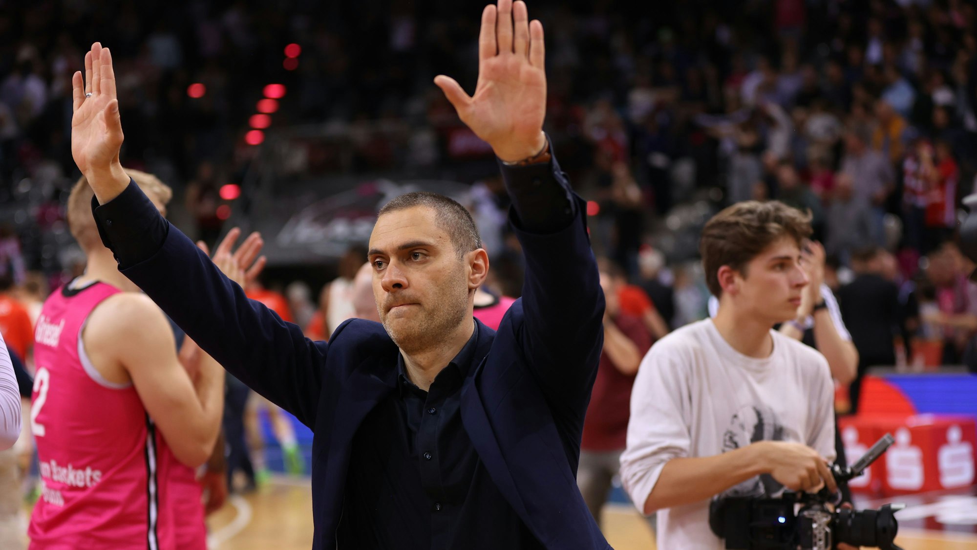 Bonns Trainer Marko Stankovic verabschiedet sich von den Fans nach dem letzten Heimspiel.