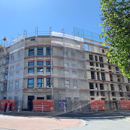 Das Bild zeigt ein eingerüstetes Gebäude in Euskirchen.