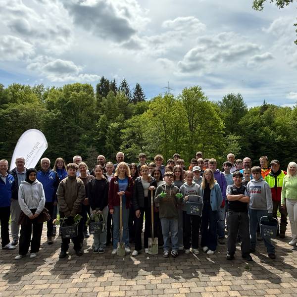 Schüler der Gesamtschule Eckenhagen und alle Verantwortlichen der Aktion posieren für ein Gruppenfoto