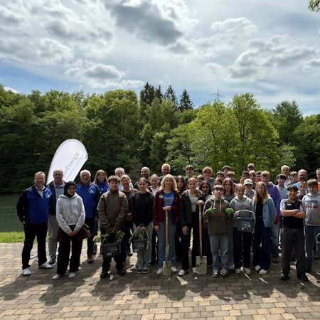 Schüler der Gesamtschule Eckenhagen und alle Verantwortlichen der Aktion posieren für ein Gruppenfoto