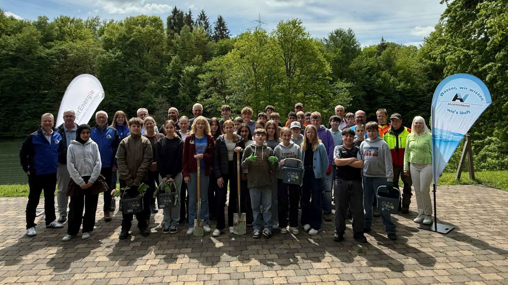Schüler der Gesamtschule Eckenhagen und alle Verantwortlichen der Aktion posieren für ein Gruppenfoto