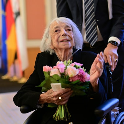 Margot Friedländer, Zeitzeugin, Holocaust-Überlebende und Ehrenbürgerin von Berlin, verlässt während einer Gedenkveranstaltung des Berliner Senats und Abgeordnetenhauses im Fest- und Wappensaal des Roten Rathauses nach einer Lesung aus ihrem Buch «Versuch, dein Leben zu machen» die Bühne.