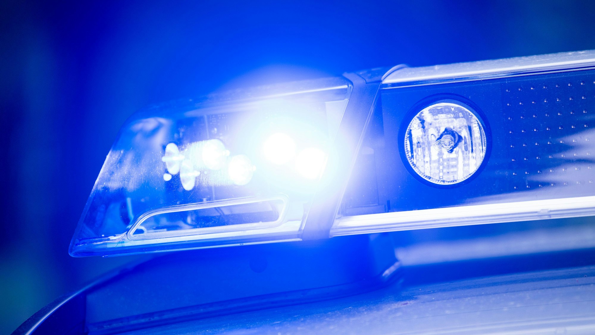 ARCHIV - 15.05.2019, Bayern, Dachau: Ein Blaulicht leuchtet an einer Polizeistreife. (zu dpa: «Person mit Waffe gemeldet - Großeinsatz an Mittelschule») Foto: Lino Mirgeler/dpa +++ dpa-Bildfunk +++