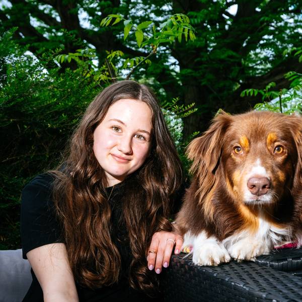 Durch ihre Erkrankung ME/CFS ist Anna Marschke (21) oft stark geschwächt: Ihr Hund macht deshalb eine Ausbildung zum Assistenzhund, um ihr Dinge wie Tabletten und Wasser bringen zu können.