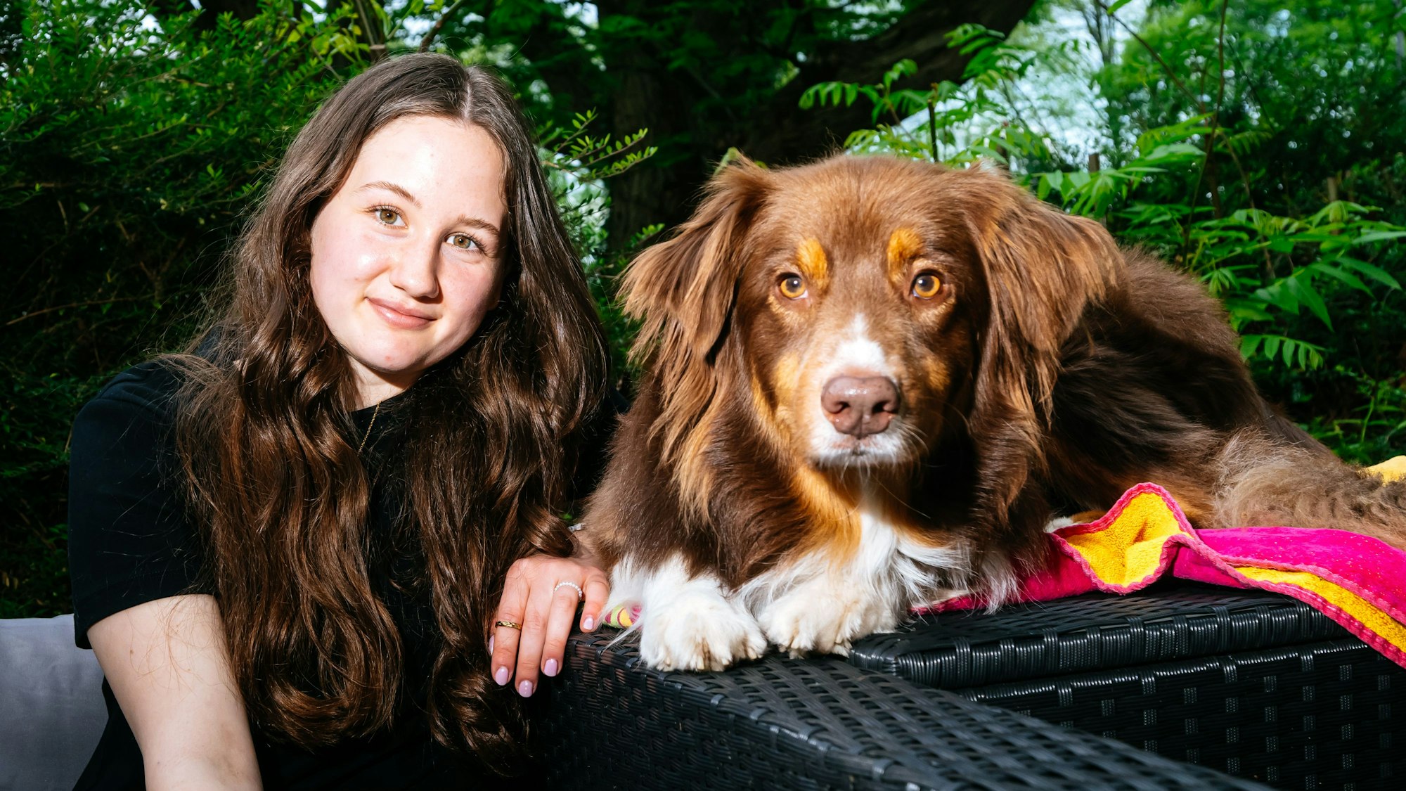 Durch ihre Erkrankung ME/CFS ist Anna Marschke (21) oft stark geschwächt: Ihr Hund macht deshalb eine Ausbildung zum Assistenzhund, um ihr Dinge wie Tabletten und Wasser bringen zu können.