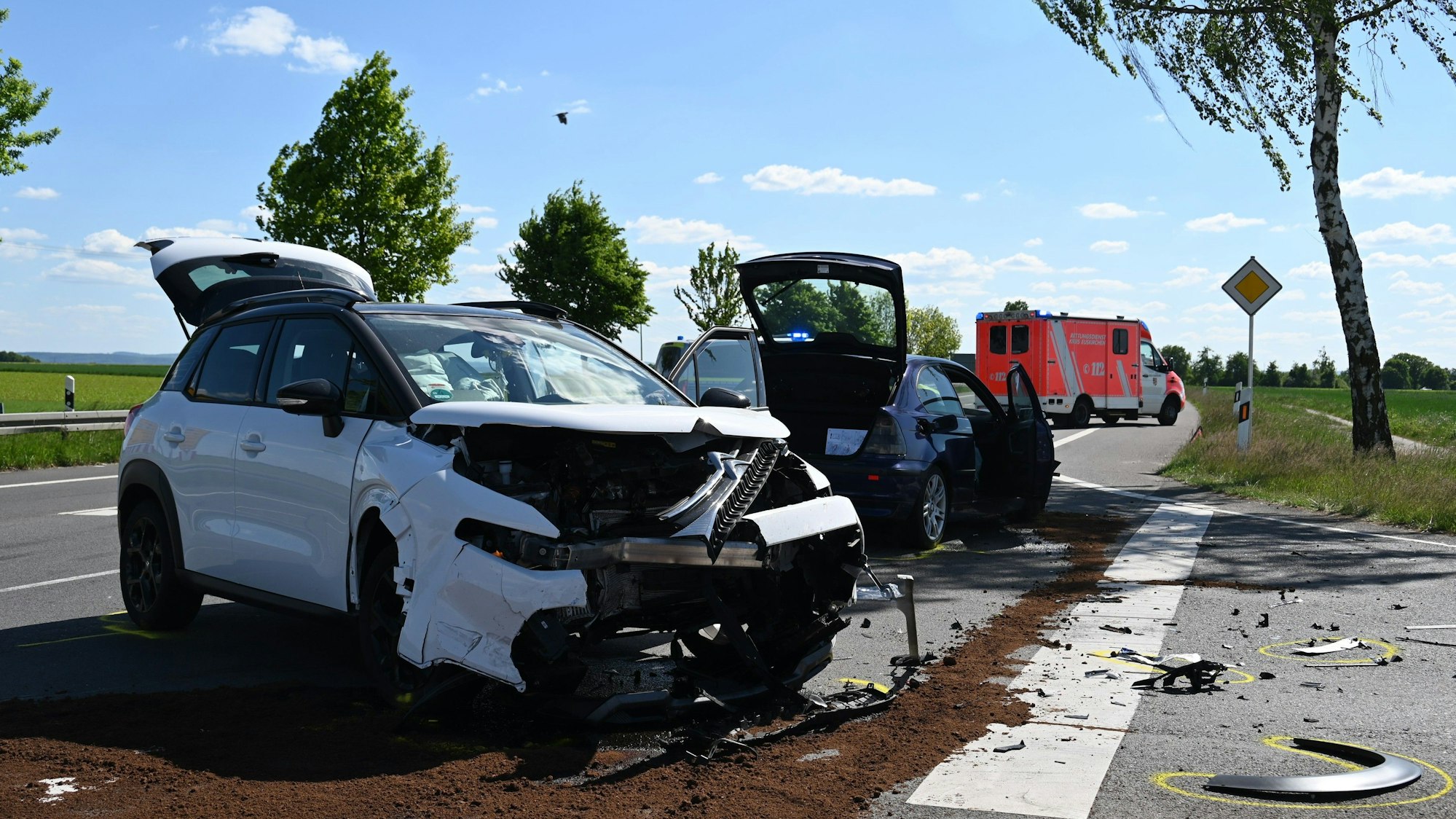 Das Bild zeigt eine Unfallstelle mit zwei Fahrzeugen.