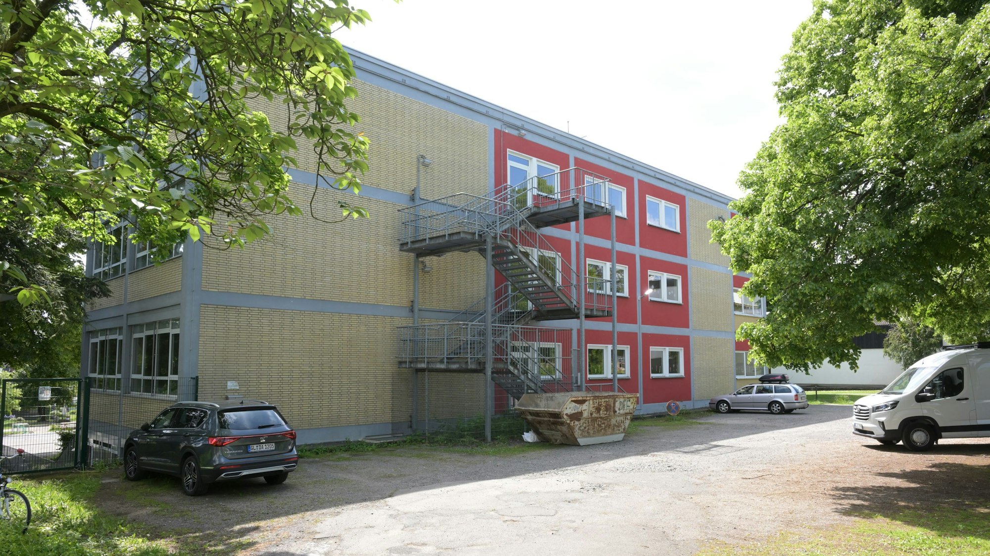 Das Schulgebäude von außen.