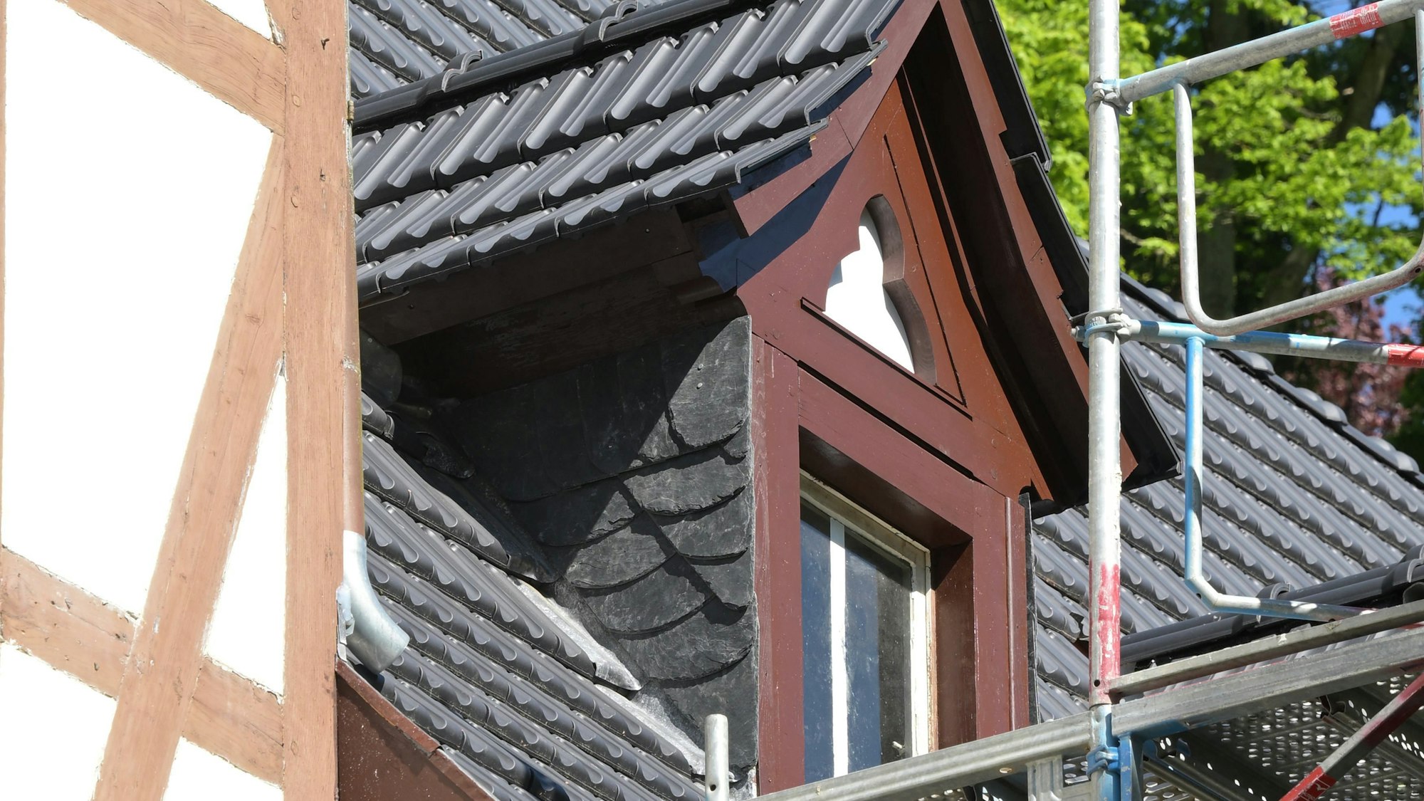Eine eingerüstete Dachgaube.