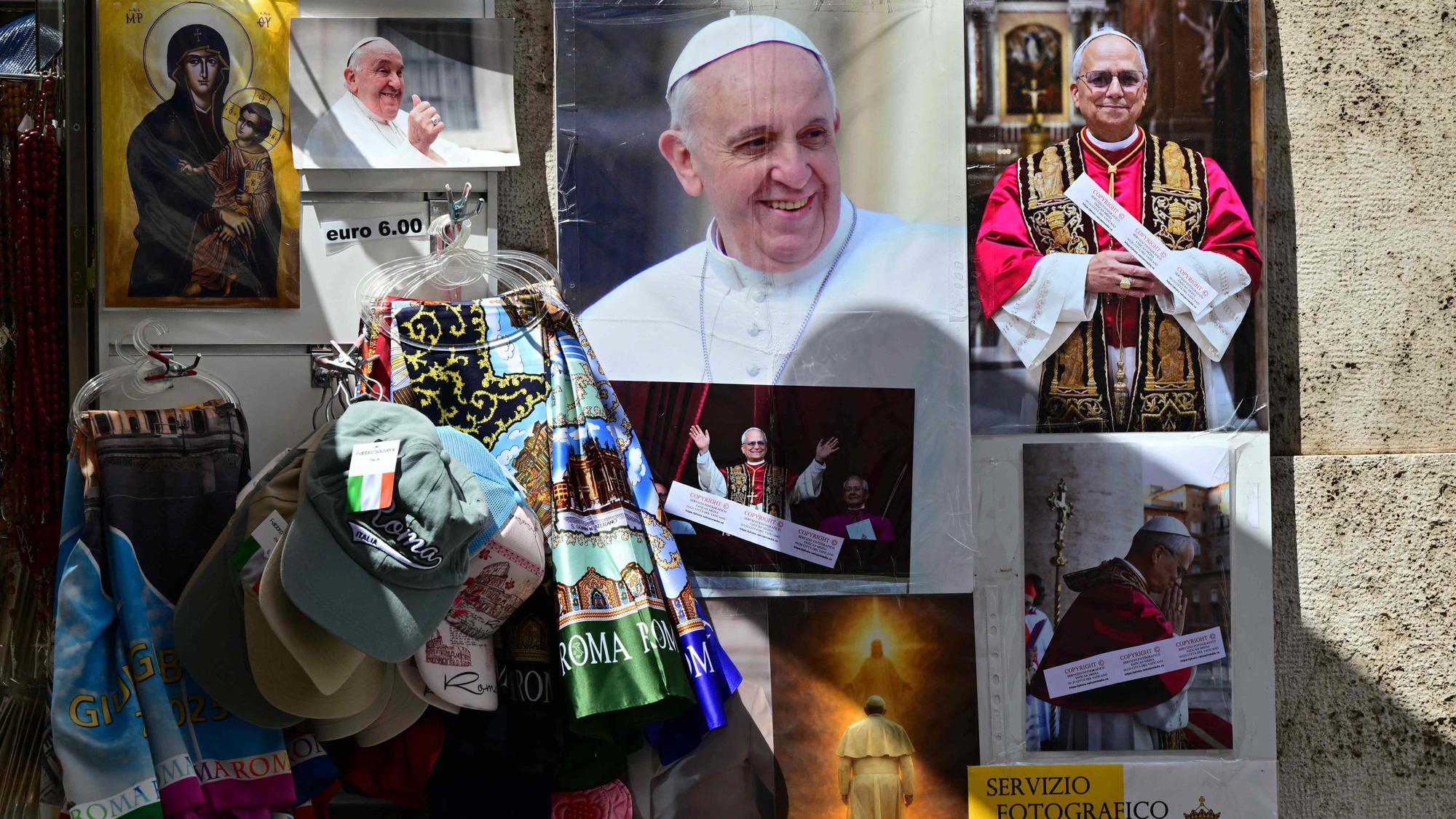 Das Foto zeigt Bilder von Papst Franziskus und seinem Nachfolger Leo XIV.