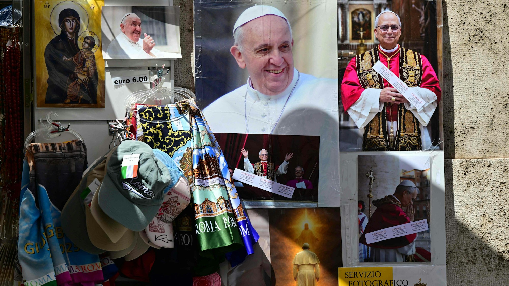 Das Foto zeigt Bilder von Papst Franziskus und seinem Nachfolger Leo XIV.
