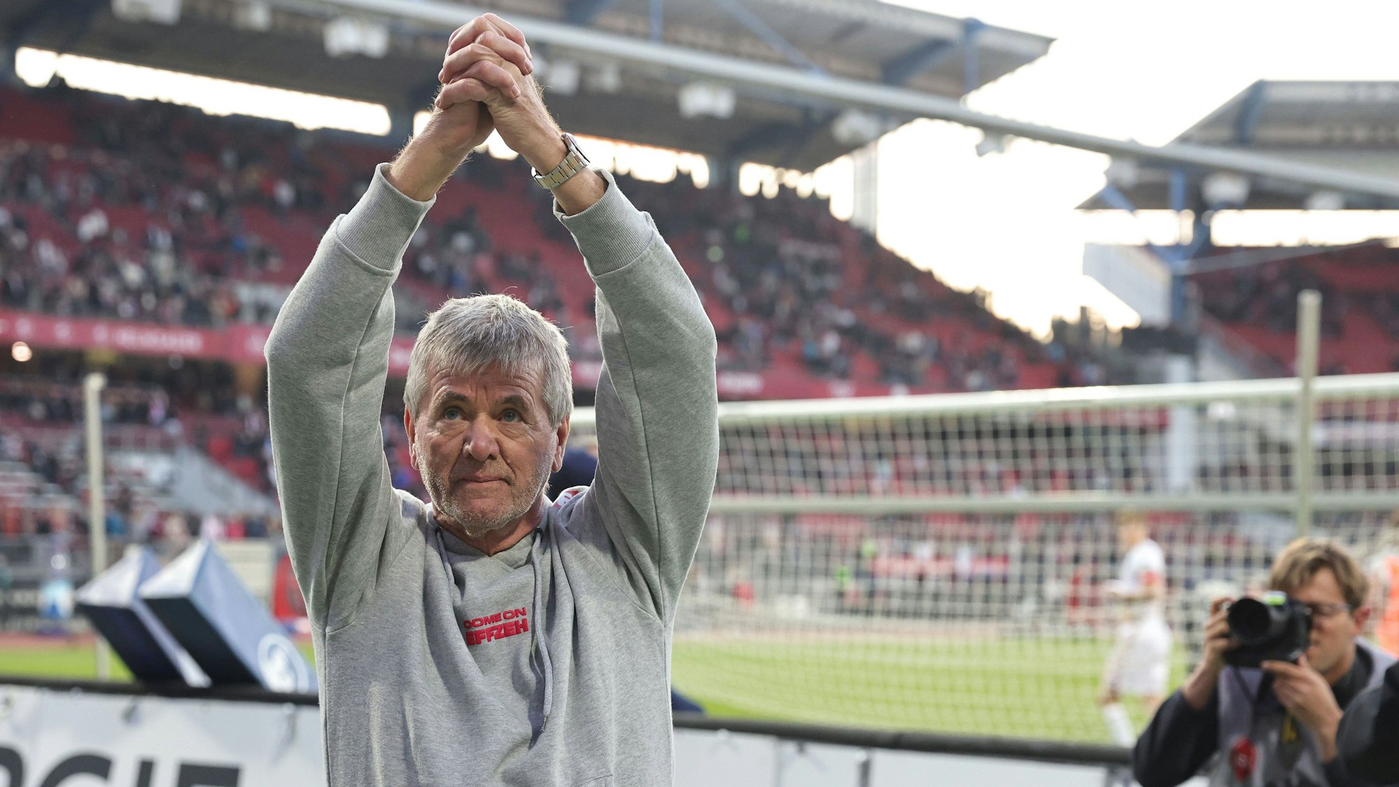 Trainer Friedhelm Funkel jubelt mit den FC-Fans über das 2:1 in Nürnberg.