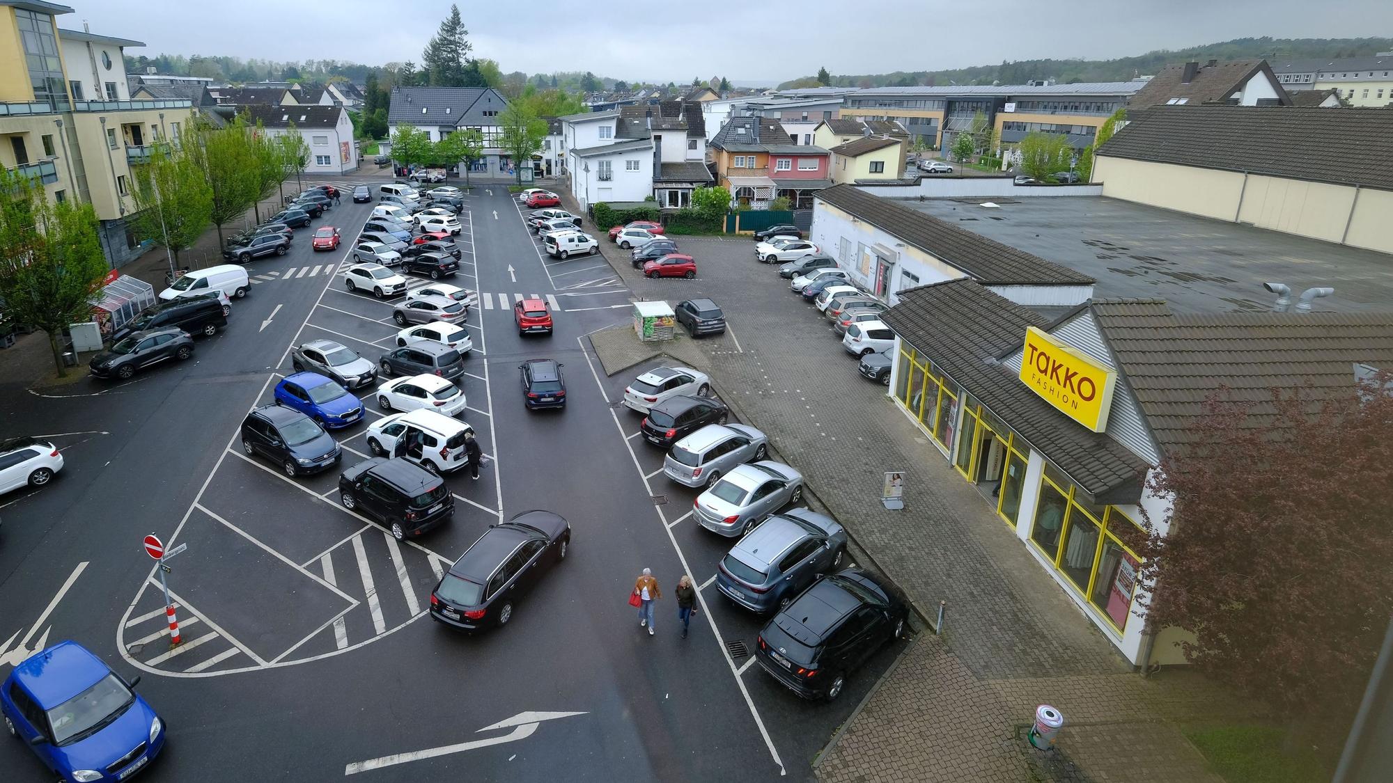 Der Bleibergplatz in Mechernich, am rechten Bildrand das Takko-Gebäude.