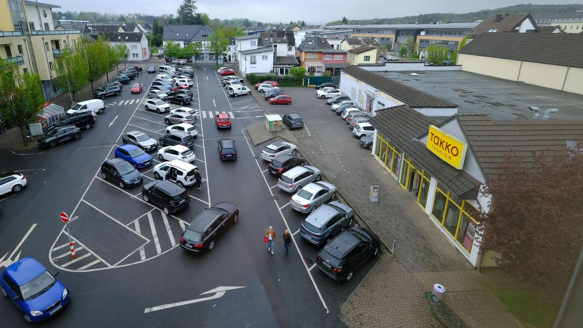 Der Bleibergplatz in Mechernich, am rechten Bildrand das Takko-Gebäude.