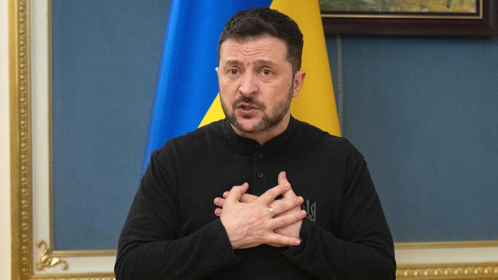ARCHIV - 25.03.2025, Ukraine, Kiew: Wolodymyr Selenskyj, Präsident der Ukraine, spricht während eines Briefings in Kiew. (zu dpa: «Selenskyj: 30 Tage Feuerpause wären Chance für Diplomatie») Foto: Efrem Lukatsky/AP/dpa +++ dpa-Bildfunk +++