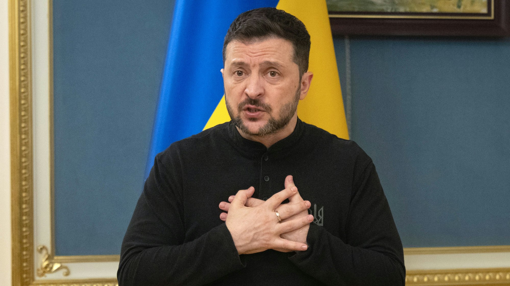 ARCHIV - 25.03.2025, Ukraine, Kiew: Wolodymyr Selenskyj, Präsident der Ukraine, spricht während eines Briefings in Kiew. (zu dpa: «Selenskyj: 30 Tage Feuerpause wären Chance für Diplomatie») Foto: Efrem Lukatsky/AP/dpa +++ dpa-Bildfunk +++