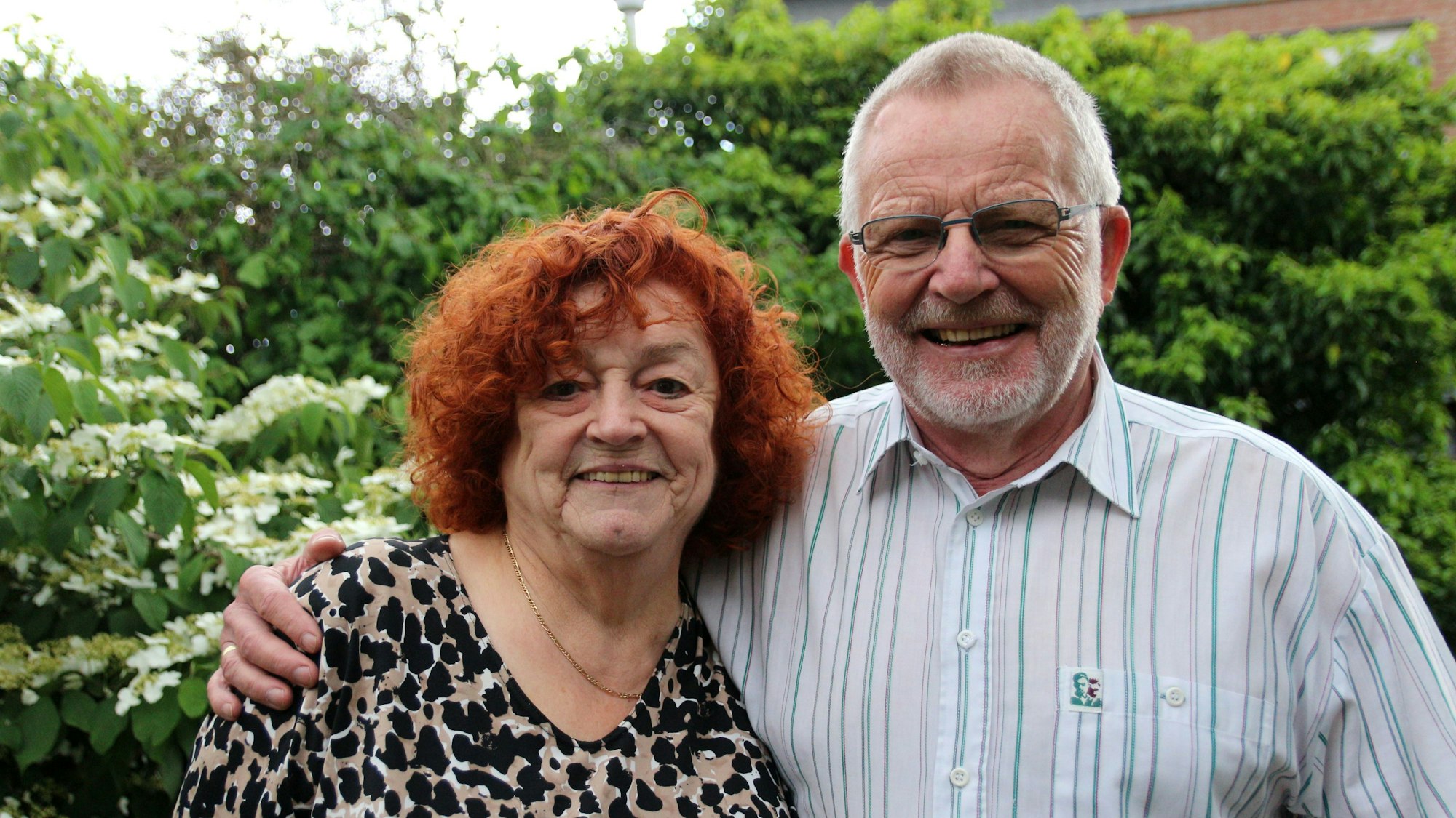 Das Bild zeigt das Ehepaar Renate und Martin Lanzrath im Garten.