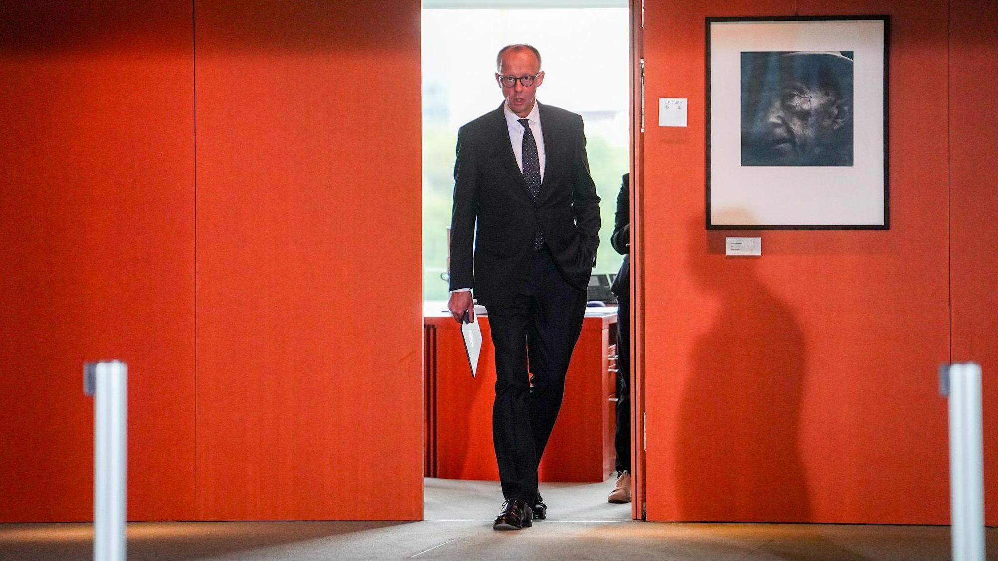 Bundeskanzler Friedrich Merz (CDU) kommt zum Treffen mit dem multilateralen Jugendcamp „Youth4Peace“. (Archivbild)