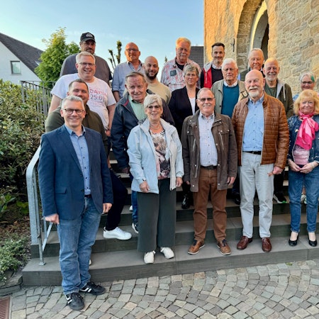 Eine Gruppe steht beisammen.