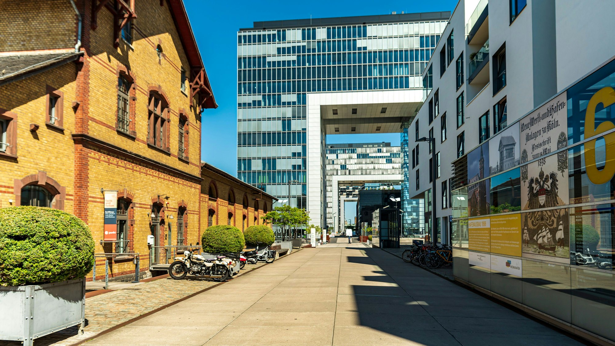 Blick vom Anna-Schneider-Steig am Rheinauhafen in Richtung Kranhäuser. (Archivbild)