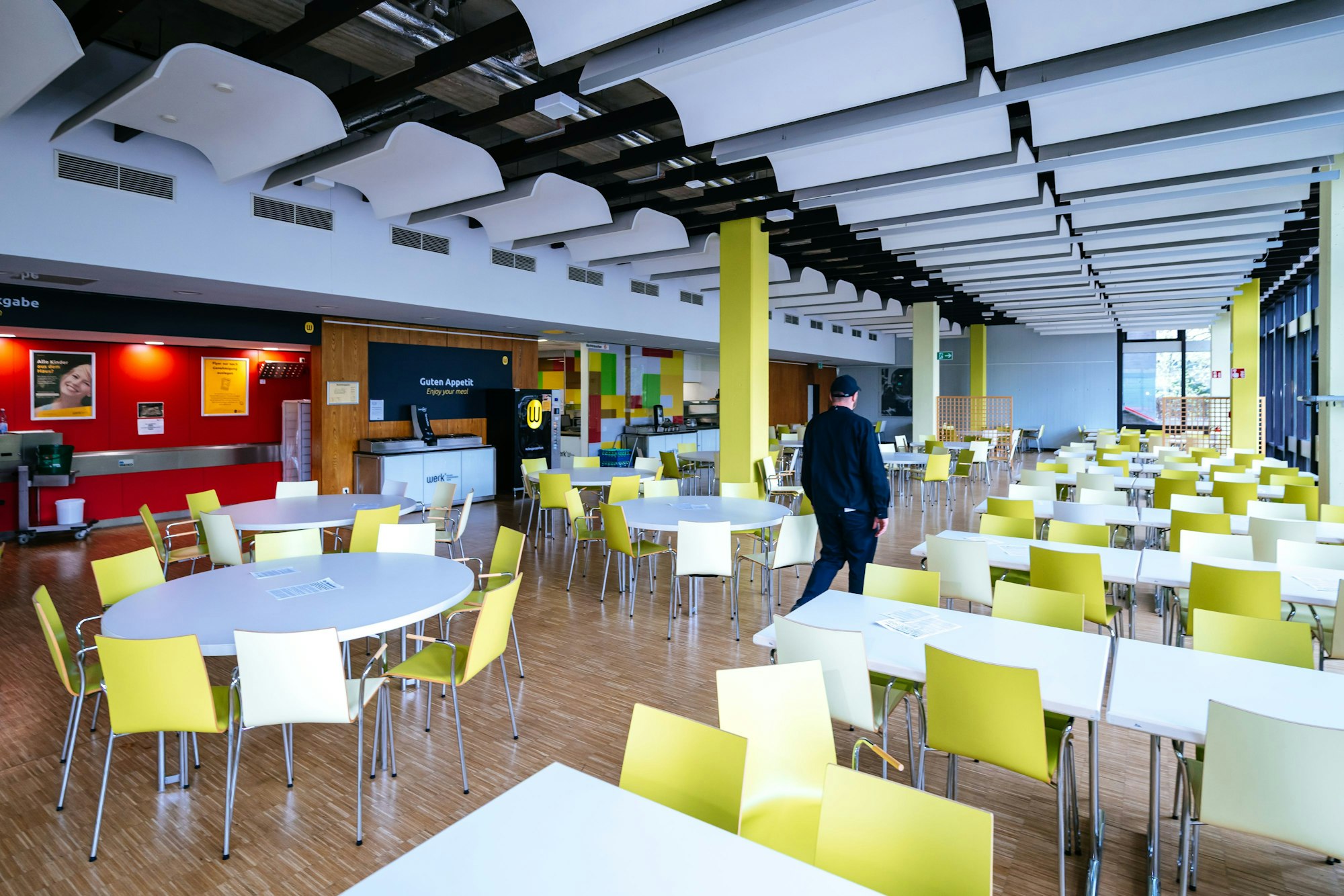 Ruhe vor dem Sturm: Die Mensa Zülpicher Straße erwartet täglich etwa 5000 Studierende zum Essen.