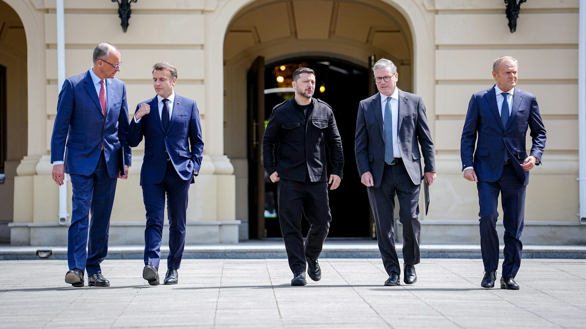 Bundeskanzler Friedrich Merz (l-r, CDU), Frankreichs Präsident Emmanuel Macron, Wolodymyr Selenskyj, Präsident der Ukraine, Keir Starmer, Premierminister von Großbritannien, und Donald Tusk, Ministerpräsident von Polen in Kiew.
