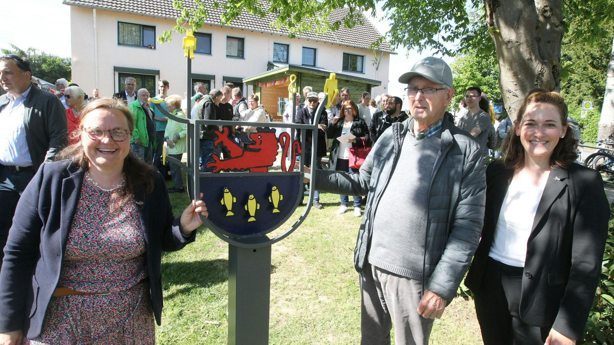 Künstler und Metallbauer Rolf Baum hat ein Kunstwerk gestaltet und freut sich mit der Bürgermeisterin Nicole Berka und der Bücherei-Chefin Anna Deter (links).
