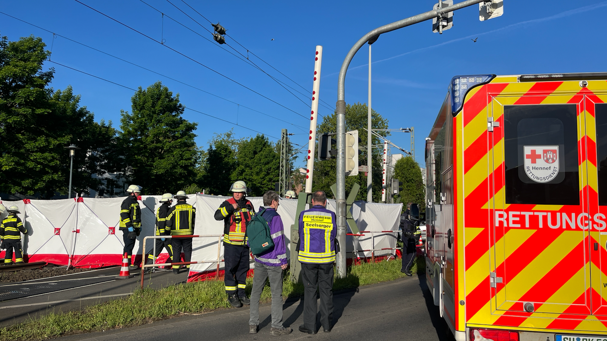 Die Freiwillige Feuerwehr Hennef baute an der Unfallstelle einen Sichtschutz auf.