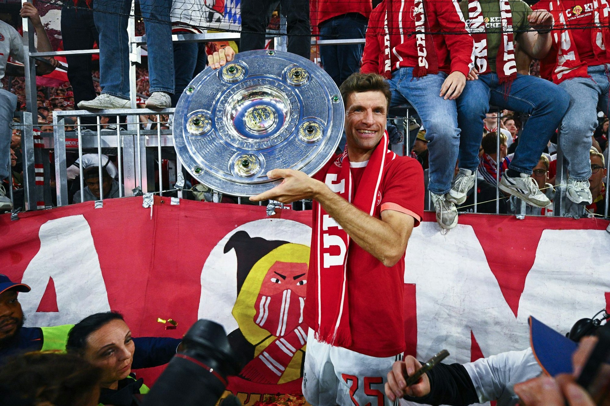 Thomas Müller zeigt die Meisterschale.