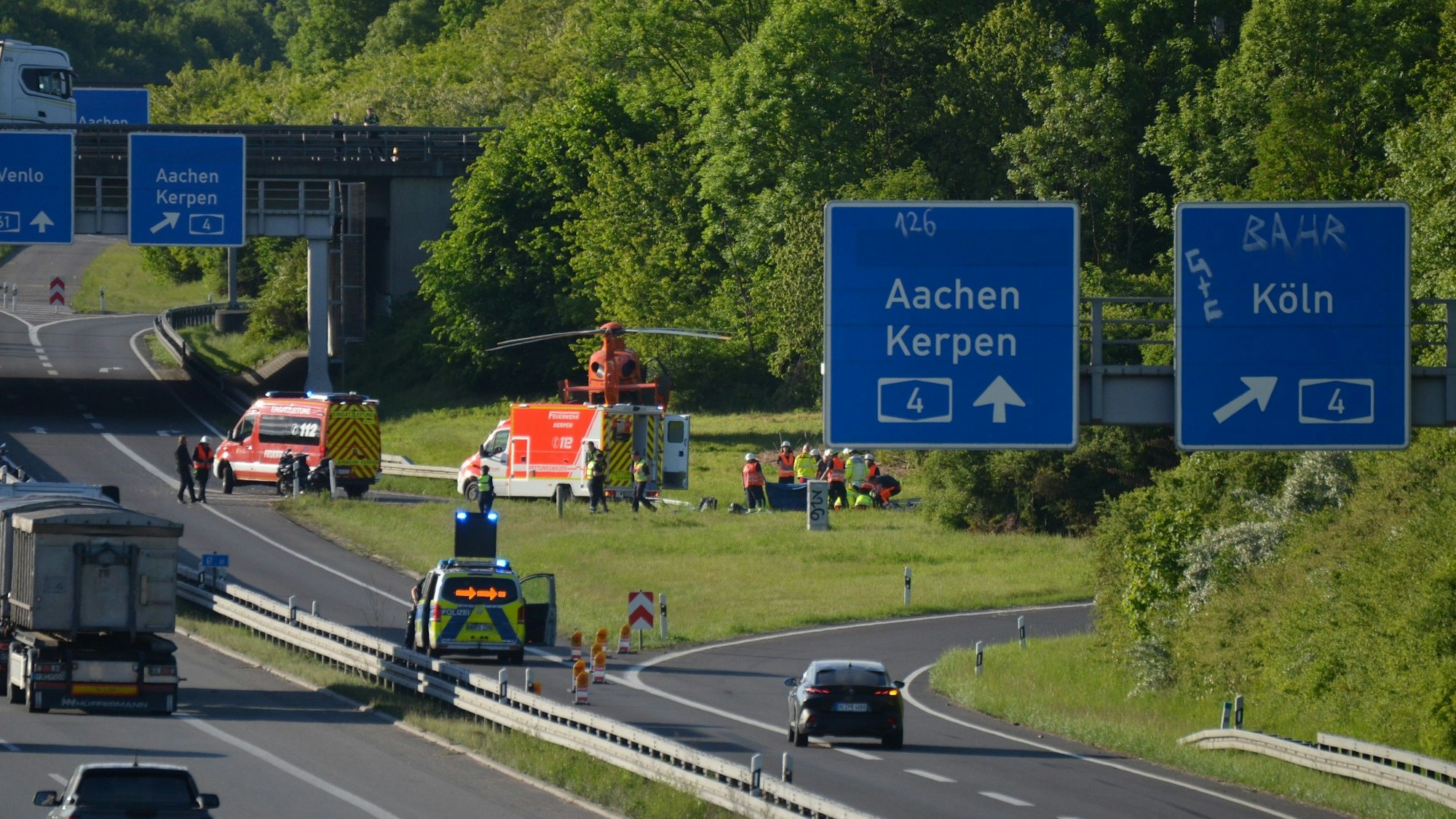 Ein Rettungshubschrauber ist an der Unfallstelle gelandet