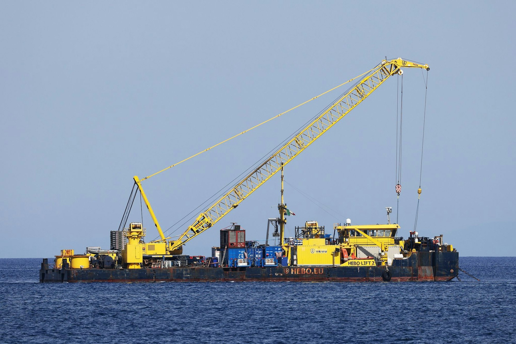 Das riesige Schiff, das vor der italienischen Mittelmeerinsel in etwa 50 Metern Tiefe liegt, sollte ursprünglich bis Mitte Juni nach oben gebracht werden. (Archivbild)