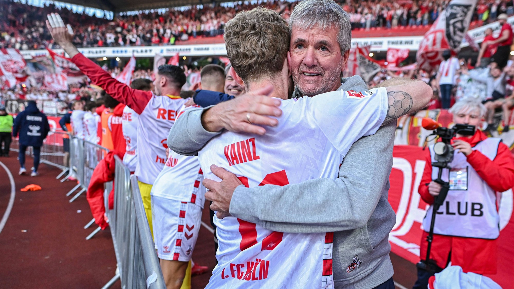 Doppeltorschütze Florian Kainz und Trainer Friedhelm Funkel nach dem 2:1-Sieg des 1. FC Köln in Nürnberg.