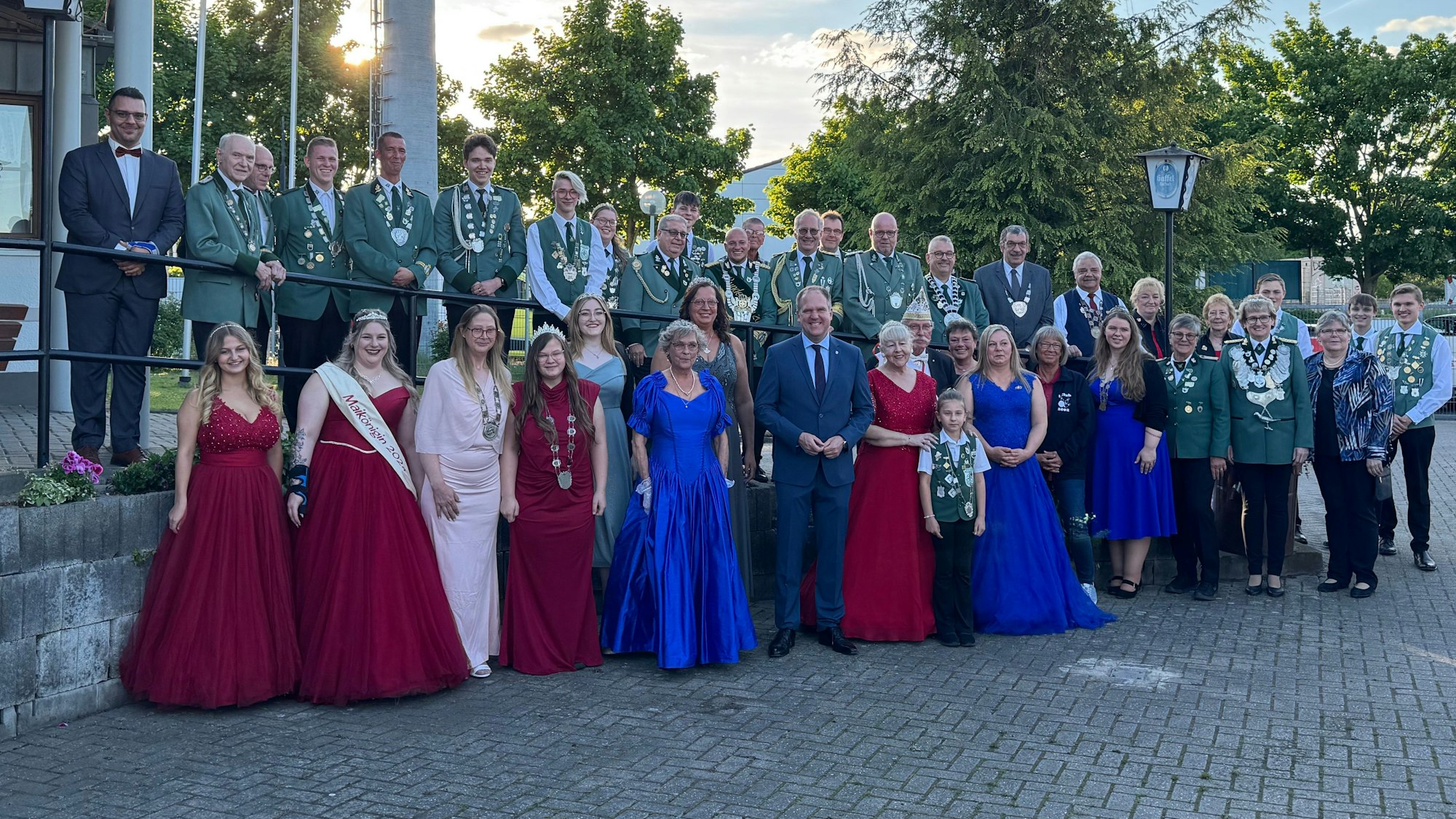 Zu sehen sind viele uniformierte Schützenmajestäten und Frauen in langen Kleidern.