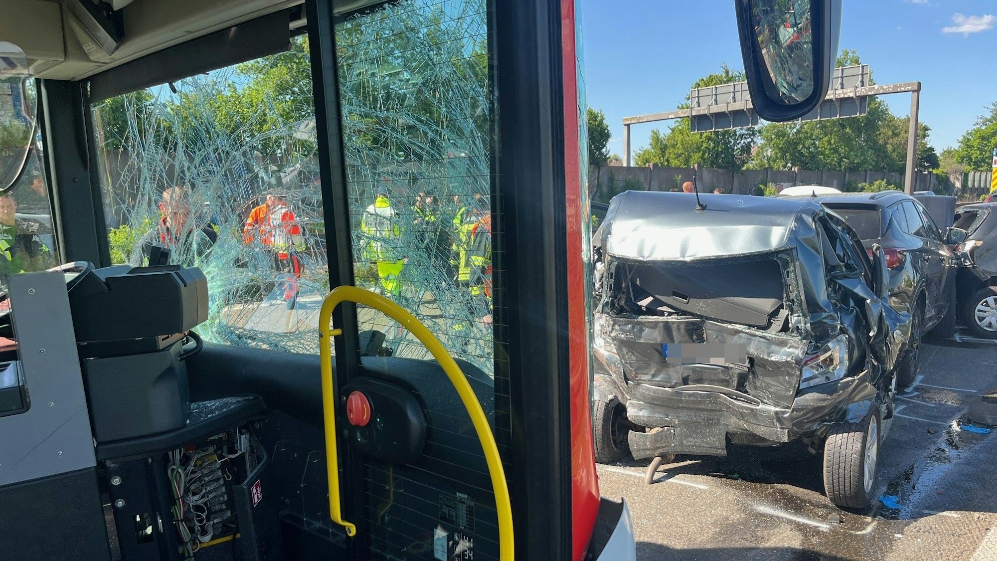 Zerstörte Autos an einer Unfallstelle auf der Autobahn.