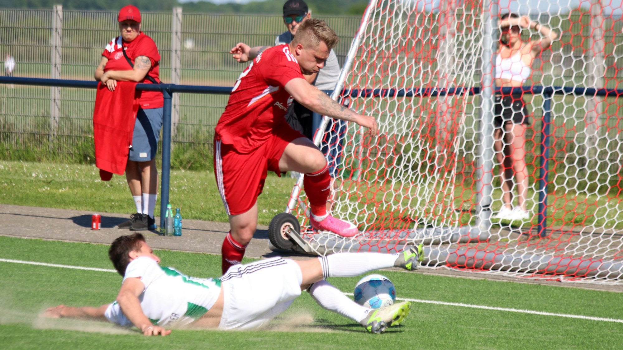 Marvin Iskra springt über einen grätschenden Verteidiger.