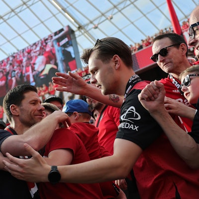 Leverkusens Trainer Xabi Alonso verabschiedet sich auf der Tribüne von den Fans.