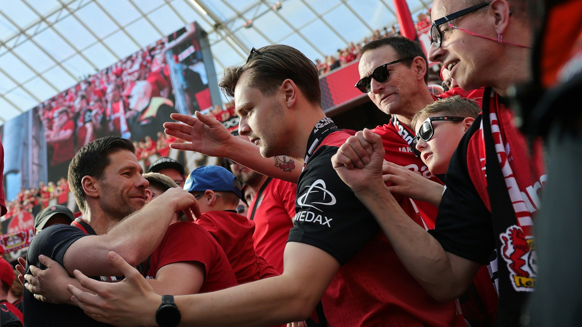Leverkusens Trainer Xabi Alonso verabschiedet sich auf der Tribüne von den Fans.
