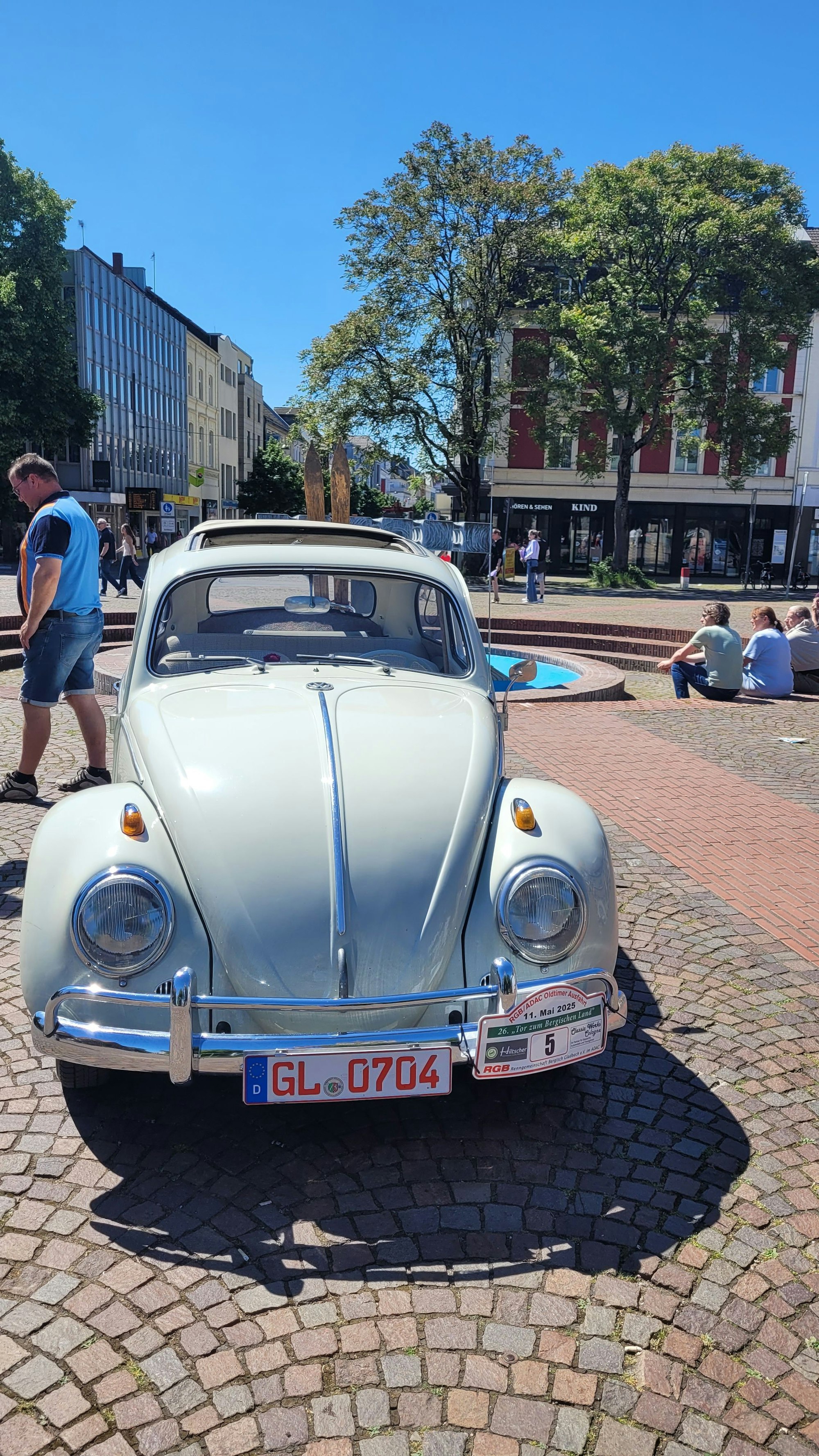 Ein klassischer VW Käfer mit aufgeschnallten Ski sprach die Nostalgie der Schaulustigen in Bergisch Gladbach an.