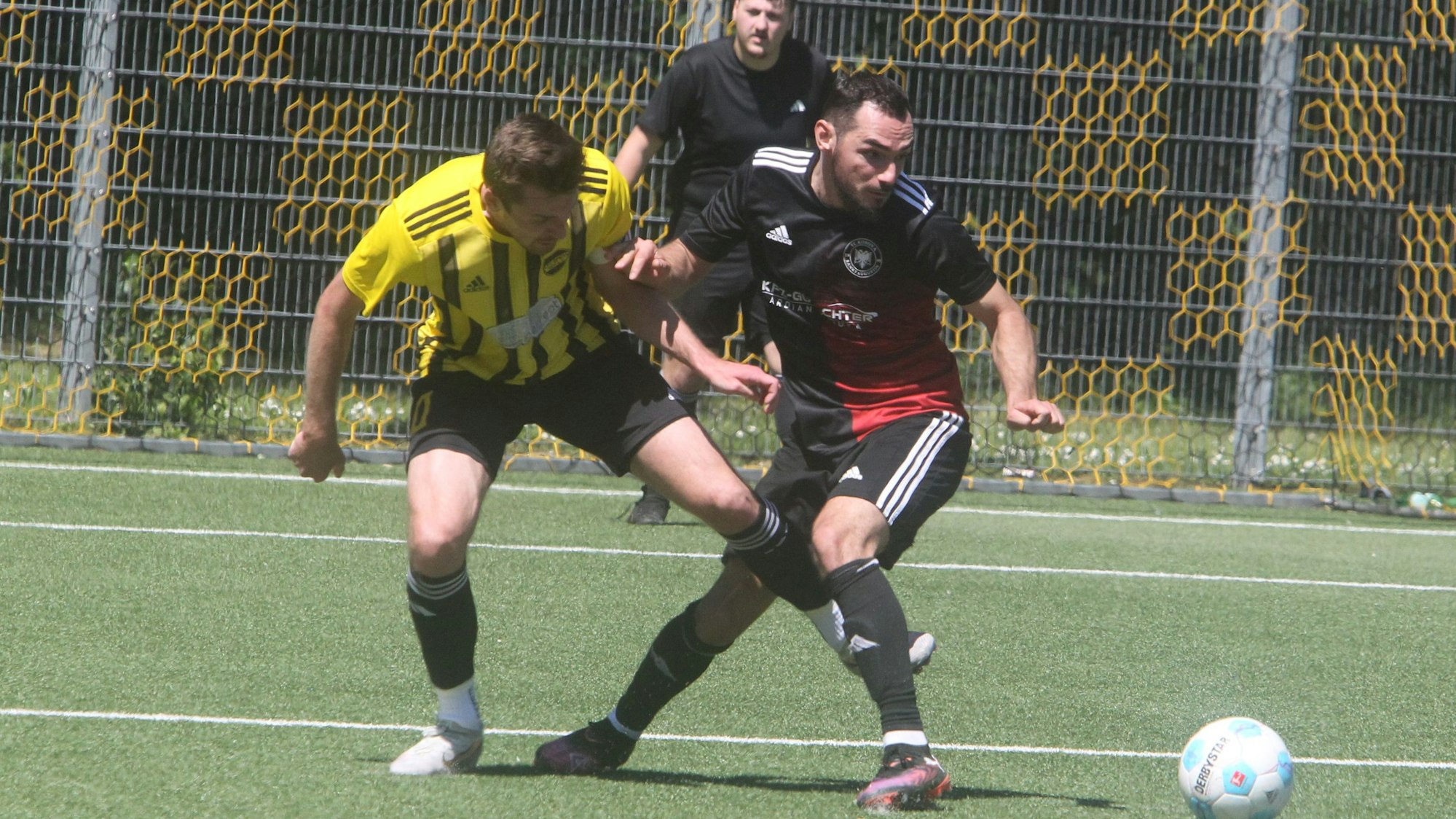 Niklas Fuchs (links) steuert drei Tore zum Spicher 7:0-Erfolg über den FC Kosova Sankt Augustin um Mohamed Charki bei.