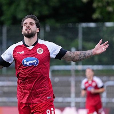 11.05.2025, xydrx, Fußball, Viktoria Köln - Hannover 96 II , 3.Liga, Sportpark Höhenberg, Saison 2024 2025: Torjubel nach dem Tor zum 1:0 für Viktoria Köln durch Torschütze Lex-Tyger Lobinger Viktoria Köln 9. DFB regulations prohibit any use of photographs as image sequences and or quasi-video. Nordrhein-Westfahlen Deutschland *** 11 05 2025, xydrx, Fußball, Viktoria Köln Hannover 96 II , 3 Liga, Sportpark Höhenberg, Saison 2024 2025 Torjubel nach dem Tor zum 1 0 für Viktoria Köln durch Torschütze Lex Tyger Lobinger Viktoria Köln 9 DFB regulations prohibit any use of photographs as image sequences and or quasi video Nordrhein Westfahlen Germany