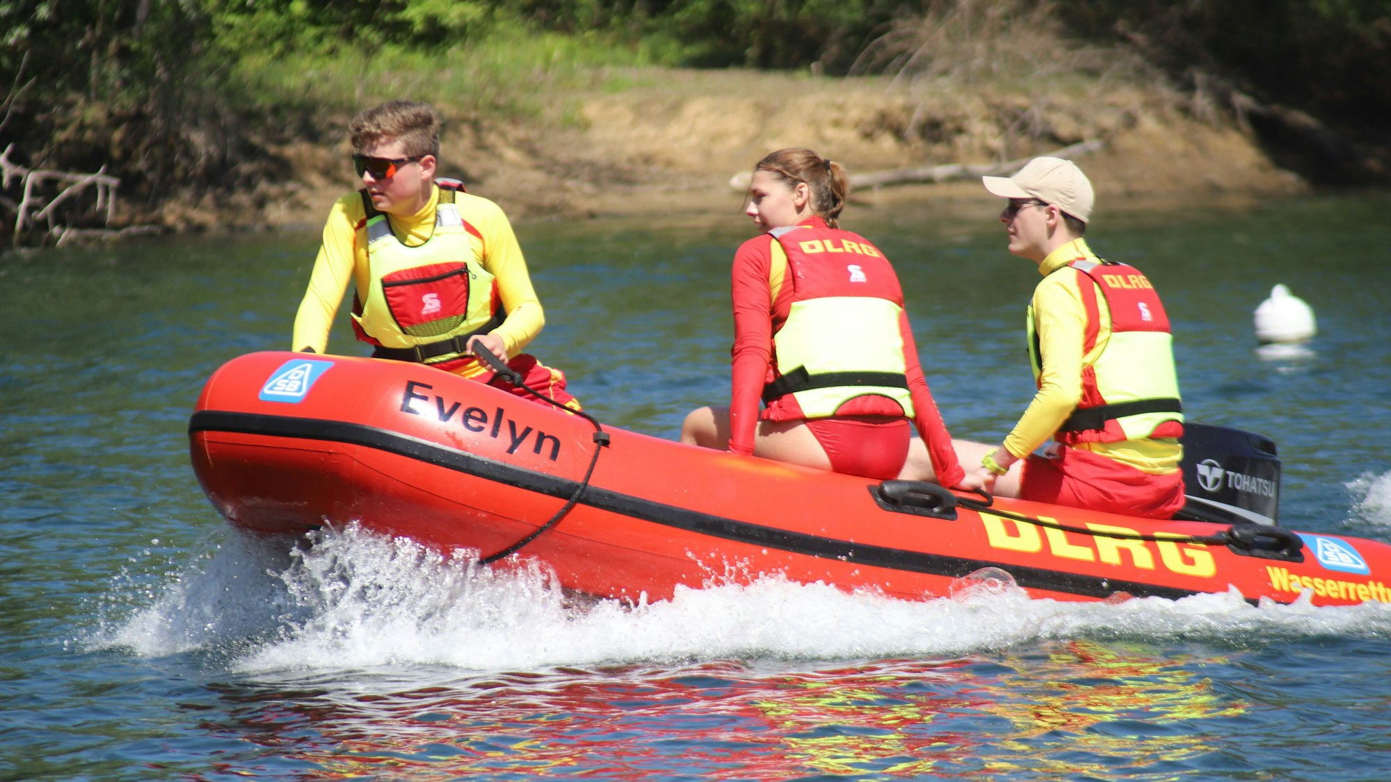 Helfer der DLRG-Ortsgruppe Lülsdorf demonstrierten verschiedene Rettungsszenarien.