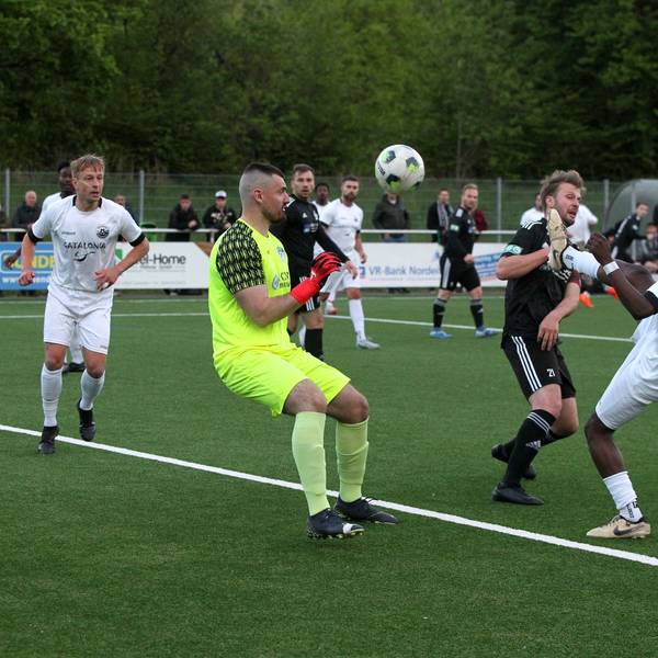 Samson Sayongo hebt einen Ball über seinen Torwart und erzielt ein Eigentor.