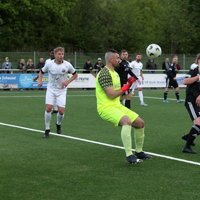 Samson Sayongo hebt einen Ball über seinen Torwart und erzielt ein Eigentor.